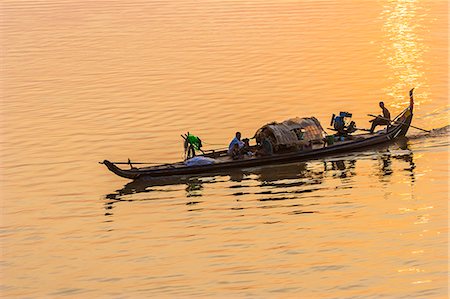 simsearch:841-07457066,k - Fishermen at sunrise, Tonle Sap River, Phnom Penh, Cambodia, Indochina, Southeast Asia, Asia Stock Photo - Rights-Managed, Code: 841-06502574