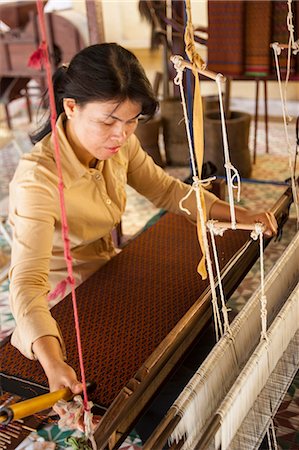 Woman weaving silk, Royal Palace, Phnom Penh, Cambodia, Indochina, Southeast Asia, Asia Foto de stock - Direito Controlado, Número: 841-06502591