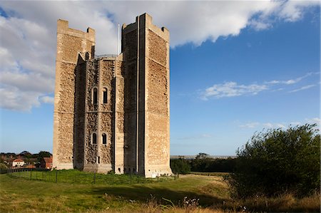 suffolk - The remarkably intact Keep at Orford Castle, Orford, Suffolk, England, United Kingdom, Europe Fotografie stock - Rights-Managed, Codice: 841-06503010