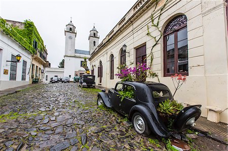 Old car turned into planter on cobblestone street in Colonia del Sacramento, Uruguay, South America Foto de stock - Con derechos protegidos, Código: 841-06616310