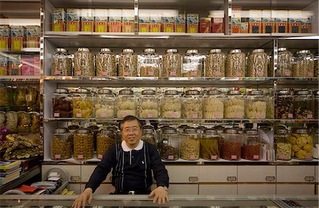 simsearch:841-06447735,k - Man standing behind counter of a grocery shop, looking at camera, Hong Kong, China, Asia Foto de stock - Direito Controlado, Número: 841-06616357