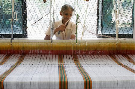 A woman working at a loom weaving textile, Beruwala, Sri Lanka, Asia Foto de stock - Direito Controlado, Número: 841-06616363