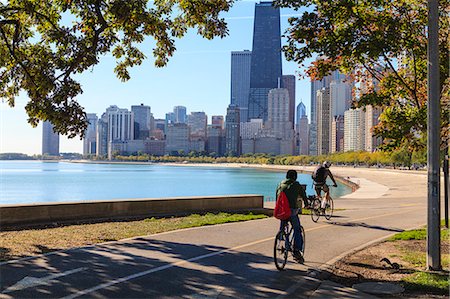Cyclists riding along Lake Michigan shore with the Chicago skyline beyond, Chicago, Illinois, United States of America, North America Photographie de stock - Rights-Managed, Code: 841-06616662