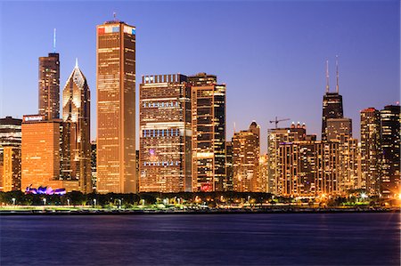panorama de la ciudad - Chicago cityscape at dusk viewed from Lake Michigan, Chicago, Illinois, United States of America, North America Foto de stock - Con derechos protegidos, Código: 841-06616673