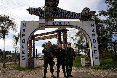 polícia - Colombian Police forces in front of the ex-entrance of Ranch Napoles, property of Pablo Escobar, Medellin, Colombia, South America Foto de stock - Direito Controlado, Número: 841-06616732