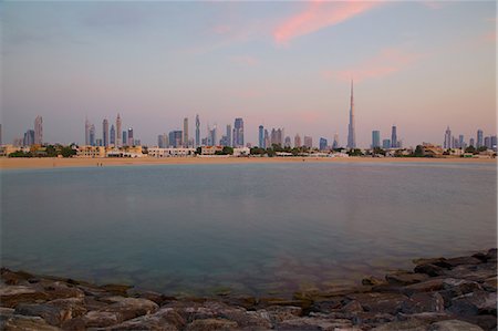 simsearch:841-06616874,k - Burj Khalifa and city skyline at sunset, Jumeirah Beach, Dubai, United Arab Emirates, Middle East Fotografie stock - Rights-Managed, Codice: 841-06616970