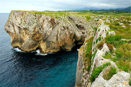 simsearch:841-06502642,k - Karst limestone sea cliffs at Pria, with Picos de Europa mountains in the background, near Llanes, Asturias, Spain, Europe Stockbilder - Lizenzpflichtiges, Bildnummer: 841-06617206