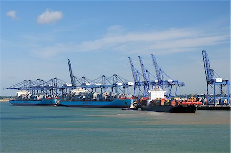 suffolk - Container ships and loading derricks at Felixstowe Docks, Suffolk, England, United Kingdom, Europe Foto de stock - Con derechos protegidos, Código: 841-06617224