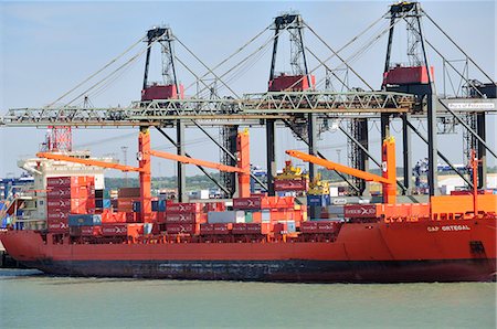 suffolk - Container being loaded onto container ship by loading derrick at Felixstowe Docks, Suffolk, England, United Kingdom, Europe Fotografie stock - Rights-Managed, Codice: 841-06617223