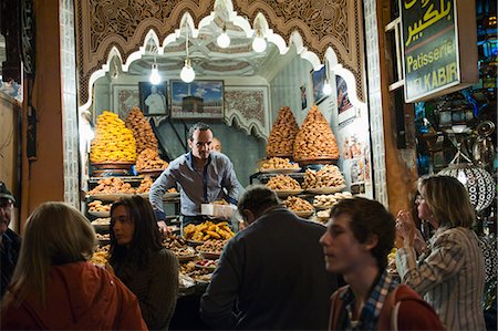 Shop keeper selling sweet cakes to tourists in the souks at night, Marrakech (Marrakesh, Morocco, North Africa, Africa Photographie de stock - Rights-Managed, Code: 841-06804559