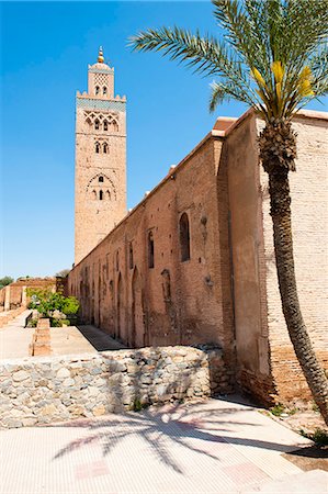 plaza de la ciudad - Katoubia Mosque and palm tree in Djemaa El Fna, the famous square in Marrakech, Morocco, North Africa, Africa Foto de stock - Con derechos protegidos, Código: 841-06804552