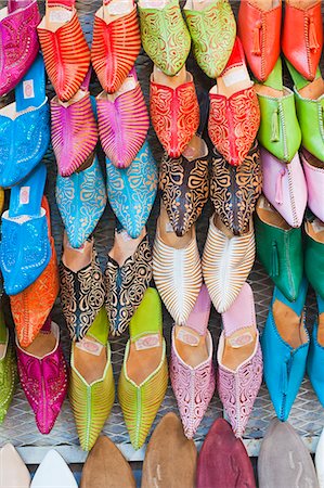 Colourful babouche for sale in thesouks in the old Medina, Place Djemaa El Fna, Marrakech, Morocco, North Africa, Africa Stockbilder - Lizenzpflichtiges, Bildnummer: 841-06804587