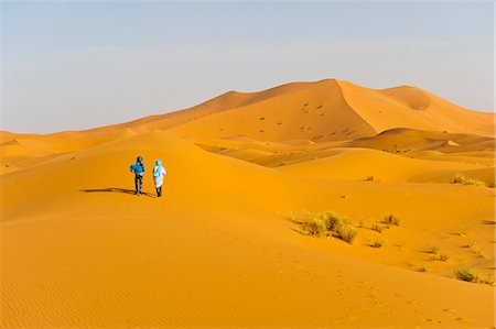 Two Berber men walking in the sand dunes of Erg Chebbi Desert, Sahara Desert near Merzouga, Morocco, North Africa, Africa Photographie de stock - Rights-Managed, Code: 841-06804624