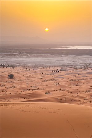 desert horizon - Erg Chebbi Sahara Desert sunset from the top of a 150m sand dune, near Merzouga, Morocco, North Africa, Africa Stock Photo - Rights-Managed, Code: 841-06804632