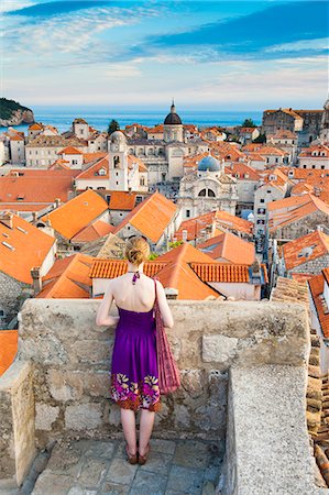 Tourist sightseeing on Dubrovnik City Walls, Old Town, UNESCO World Heritage Site, Dubrovnik, Dalmatian Coast, Croatia, Europe Stockbilder - Lizenzpflichtiges, Bildnummer: 841-06804657