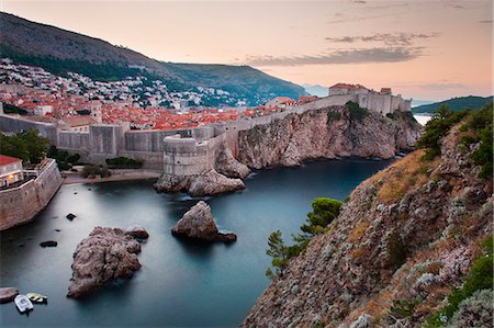 dubrovnik - Dubrovnik and the City Walls at sunrise, from Fort Lovrijenac (St. Lawrence Fortress), Dubrovnik, Dalmatian Coast, Adriatic, Croatia, Europe Photographie de stock - Rights-Managed, Code: 841-06804670