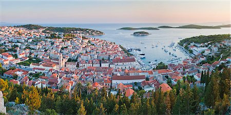 simsearch:841-09155063,k - Hvar Town at sunset taken from the Spanish Fort (Fortica), Hvar Island, Dalmatian Coast, Adriatic, Croatia, Europe Foto de stock - Con derechos protegidos, Código: 841-06804738