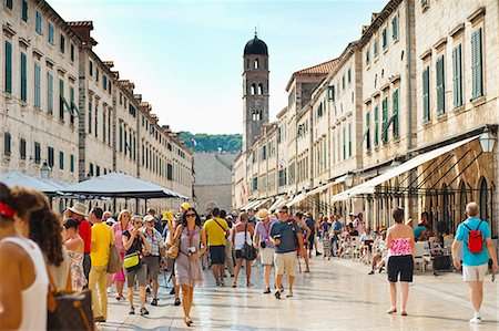 Dubrovnik City Tour on Stradun and the Franciscan Monastery in the background, Dubrovnik Old Town, UNESCO World Heritage Site, Dubrovnik, Croatia, Europe Foto de stock - Con derechos protegidos, Código: 841-06804839