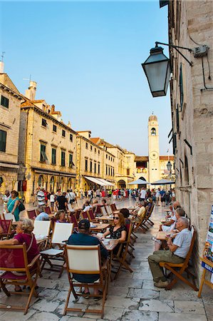 placa - Stradun, the famous street in Dubrovnik, tourists in a cafe by the City Bell Tower, Old Town, UNESCO World Heritage Site, Dubrovnik, Dalmatia, Croatia, Europe Foto de stock - Direito Controlado, Número: 841-06804842