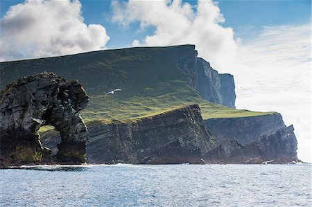 Rock formation known as Gada's Stack on Foula Island, Shetlands, Scotland, United Kingdom, Europe Foto de stock - Con derechos protegidos, Código: 841-06805128