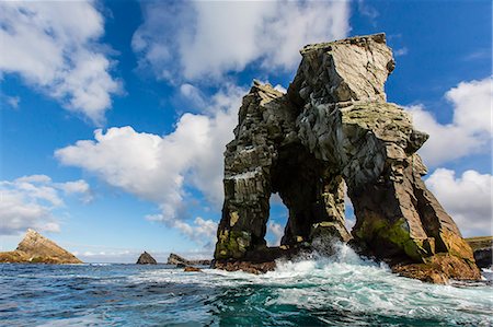 Rock formation known as Gada's Stack on Foula Island, Shetlands, Scotland, United Kingdom, Europe Foto de stock - Direito Controlado, Número: 841-06805131