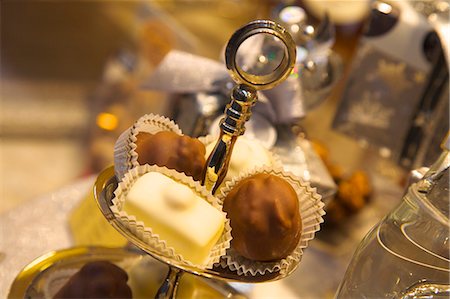 Chocolate truffles in a sweet shop, Brussels, Belgium, Europe Foto de stock - Con derechos protegidos, Código: 841-06805239