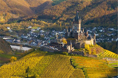 View over Cochem Castle and the Mosel River Valley in autumn, Cochem, Rheinland-Pfalz (Rhineland-Palatinate), Germany, Europe Foto de stock - Con derechos protegidos, Código: 841-06805539