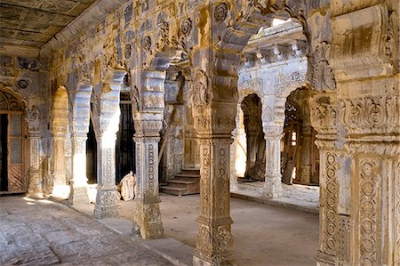 Morvi Temple (the Secretariat) an administrative building with a Hindu temple in the centre, built in the 19th century and being restored following the 1997 earthquake, Morvi, Gujarat, India, Asia Foto de stock - Con derechos protegidos, Código: 841-06805648