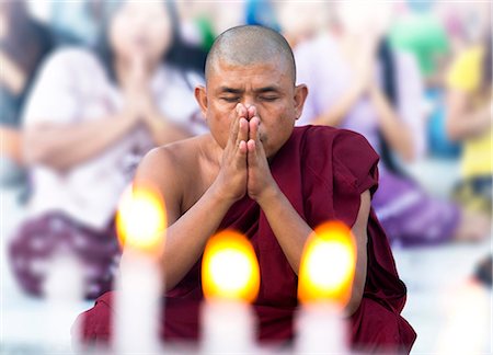 Buddhist monk praying at Shwedagon Paya (Shwedagon Pagoda), Yangon (Rangoon), Myanmar (Burma), Asia Foto de stock - Con derechos protegidos, Código: 841-06805716