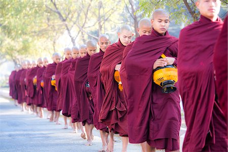 simsearch:841-06805719,k - Buddhist monks walking along road to collect alms, near Shwezigon Paya, Nyaung U, Bagan, Myanmar (Burma), Asia Stock Photo - Rights-Managed, Code: 841-06805719