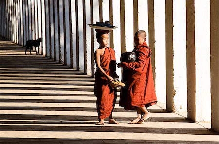 shwezigon pagoda - Novice Buddhist monks collecting alms, standing in the shadows of columns at Shwezigon Paya, Nyaung U, Bagan, Myanmar (Burma), Asia Photographie de stock - Rights-Managed, Code: 841-06805721