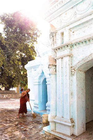 Buddhist monk cleaning paving outside a small temple near the famous U Bein teak bridge, Amarapura, near Mandalay, Myanmar (Burnma), Asia Foto de stock - Direito Controlado, Número: 841-06805738