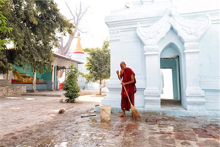 Buddhist monk cleaning paving outside a small temple near the famous U Bein teak bridge, Amarapura, near Mandalay, Myanmar (Burnma), Asia Foto de stock - Direito Controlado, Número: 841-06805739