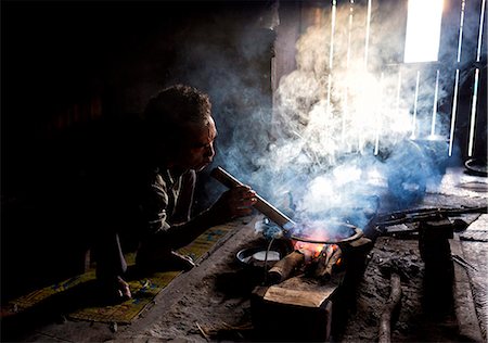 Man of the Palaung tribe cooking on open fire in his home in village near Kengtung (Kyaingtong), Shan State, Myanmar (Burma), Asia Foto de stock - Con derechos protegidos, Código: 841-06805767