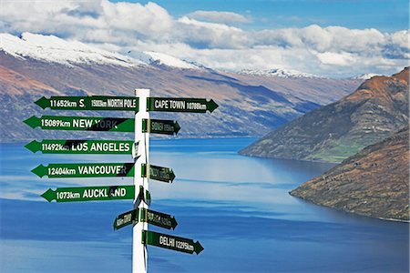 All directions sign post, Queenstown, Otago, South Island, New Zealand, Pacific Stockbilder - Lizenzpflichtiges, Bildnummer: 841-06805866