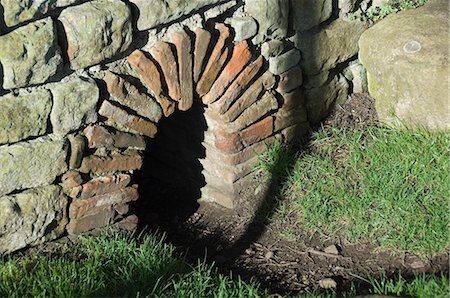 Architectural detail of a culvert exit approximately 30 cm high, under the wall of the AD 130 Cilurnum - Chesters Roman Fort, Chollerford, Northumbria National Park, England, United Kingdom, Europe Photographie de stock - Rights-Managed, Code: 841-06806159