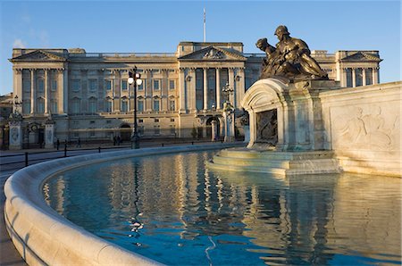 Sunrise, Buckingham Palace and the Fountain, London, England, United Kingdom, Europe Foto de stock - Con derechos protegidos, Código: 841-06806169