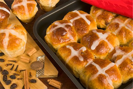 pain - Hot cross buns in a baking tin, Easter speciality, United Kingdom, Europe Photographie de stock - Rights-Managed, Code: 841-06806409