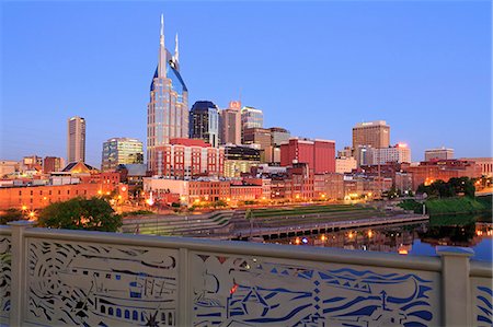 Nashville skyline and Shelby Pedestrian Bridge, Nashville, Tennessee, United States of America, North America Foto de stock - Con derechos protegidos, Código: 841-06806533