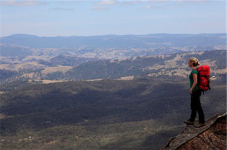 A woman looking across the plains near Three Peaks, Katoomba, Blue Mountains, New South Wales, Australia, Pacific Foto de stock - Con derechos protegidos, Código: 841-06806917