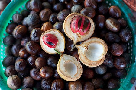 Male and female nutmegs, rind split open to reveal mace wrapped round nutmegs inside, Penang, Malaysia, Southeast Asia, Asia Foto de stock - Con derechos protegidos, Código: 841-06806928