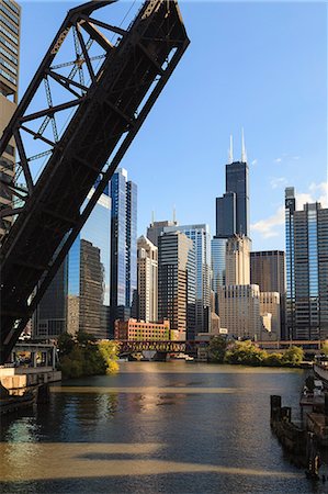 Chicago River and towers of the West Loop area, Willis Tower, formerly Sears Tower in the background, a raised disused railway bridge in the foreground, Chicago, Illinois, United States of America, North America Photographie de stock - Rights-Managed, Code: 841-06807024