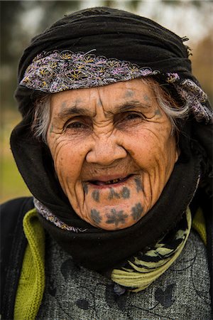 Old Kurdish woman with tattoos on her face in the Martyr Sami Abdul-Rahman Park in Erbil (Hawler), capital of Iraq Kurdistan, Iraq, Middle East Photographie de stock - Rights-Managed, Code: 841-06807289