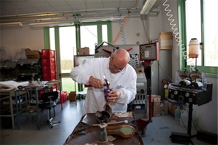 Teacher at work in the pattern making laboratory at Cercal footwear school and research center, San Mauro Pascoli, Emilia-Romagna, Italy, Europe Foto de stock - Con derechos protegidos, Código: 841-06807368