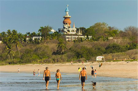 Walkers & the Nosara Beach Hotel at popular Playa Guiones beach, Nosara, Nicoya Peninsula, Guanacaste Province, Costa Rica, Central America Stockbilder - Lizenzpflichtiges, Bildnummer: 841-06807474