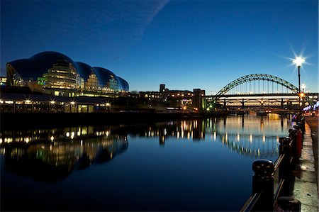 simsearch:841-06500152,k - Gateshead Quays with Sage Gateshead and Tyne Bridge at night, Tyne and Wear, England, United Kingdom, Europe Photographie de stock - Rights-Managed, Code: 841-06807514