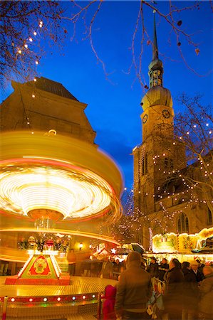 St. Reinoldi Church and Christmas Market at dusk, Dortmund, North Rhine-Westphalia, Germany, Europe Photographie de stock - Rights-Managed, Code: 841-06807674