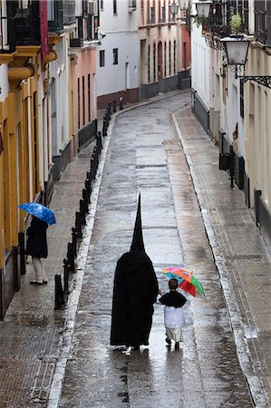 simsearch:841-06807735,k - Penitents during Semana Santa (Holy Week) along rainy street, Seville, Andalucia, Spain, Europe Stockbilder - Lizenzpflichtiges, Bildnummer: 841-06807734