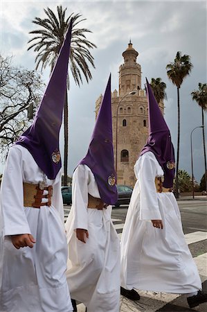Penitents during Semana Santa (Holy Week) beneath Torre del Oro, Seville, Andalucia, Spain, Europe Stockbilder - Lizenzpflichtiges, Bildnummer: 841-06807736