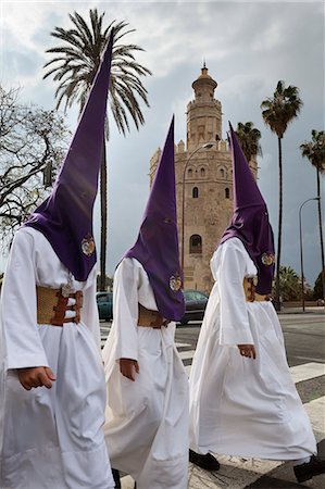 semana santa - Penitents during Semana Santa (Holy Week) beneath Torre del Oro, Seville, Andalucia, Spain, Europe Foto de stock - Con derechos protegidos, Código: 841-06807736